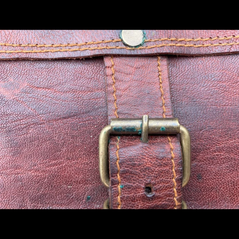 Vintage leather satchel from India - Picture 6 of 12